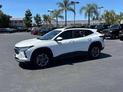 Used 2025 Chevrolet Trax LT w/ LT Convenience Package FWD image 8