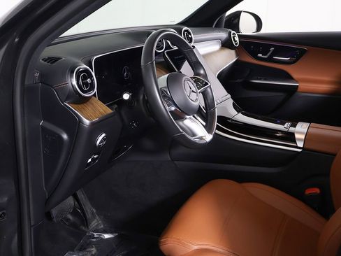 Used 2025 Mercedes-Benz GLC 300 4MATIC image 24