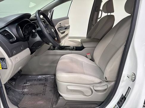 Used 2018 Kia Sedona L FWD image 13