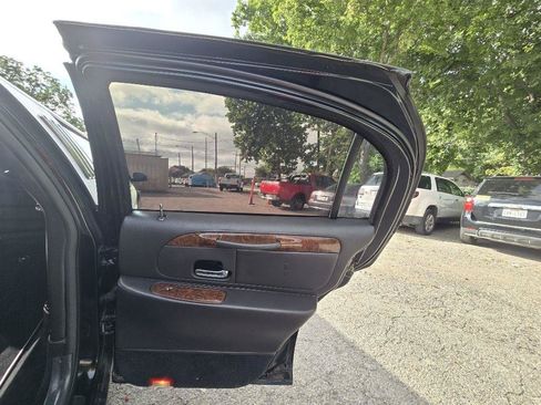 Used 2002 Lincoln Town Car Executive RWD image 27