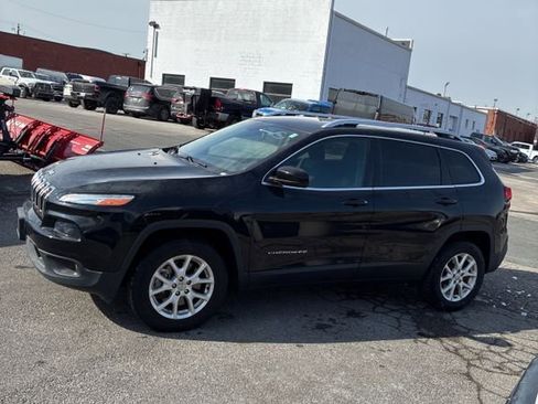 Used 2018 Jeep Cherokee Latitude w/ Cold Weather Group image 8