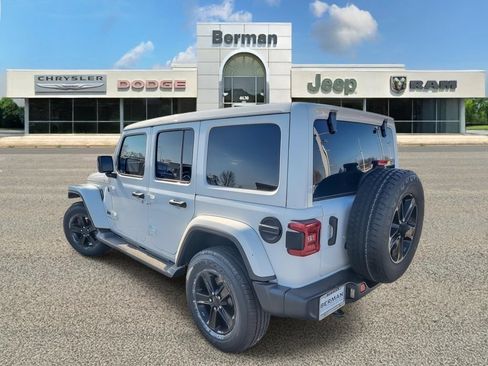 Used 2021 Jeep Wrangler Unlimited Sahara AWD/4WD image 7