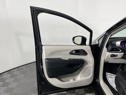 Used 2021 Chrysler Pacifica Touring-L image 12