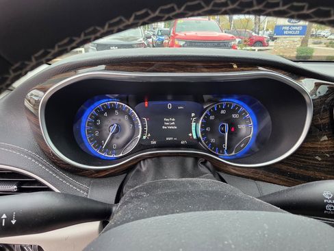 Used 2022 Chrysler Pacifica Limited w/ Uconnect Theater Family Group image 19