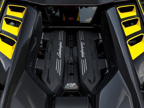 Used 2025 Lamborghini Revuelto AWD/4WD image 21