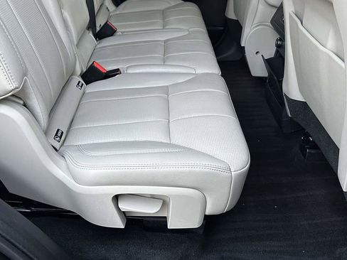 Used 2018 Land Rover Discovery SE image 24