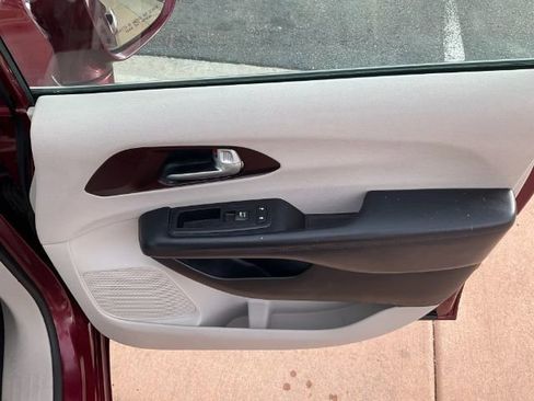 Used 2017 Chrysler Pacifica Limited FWD image 16
