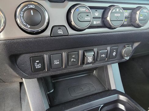 Used 2021 Toyota Tacoma TRD Sport w/ Technology Package AWD/4WD image 18