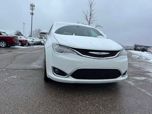 Certified 2020 Chrysler Pacifica Limited image 8