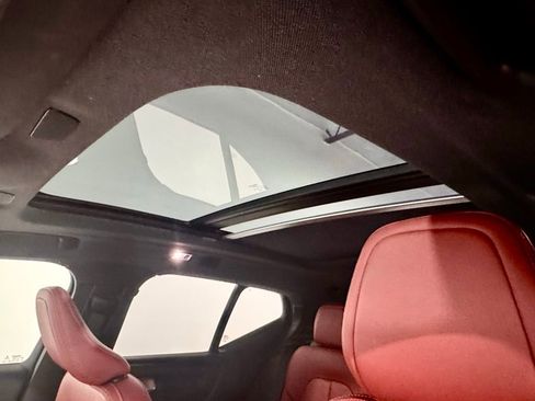 Used 2019 Volvo XC40 T5 Momentum image 6