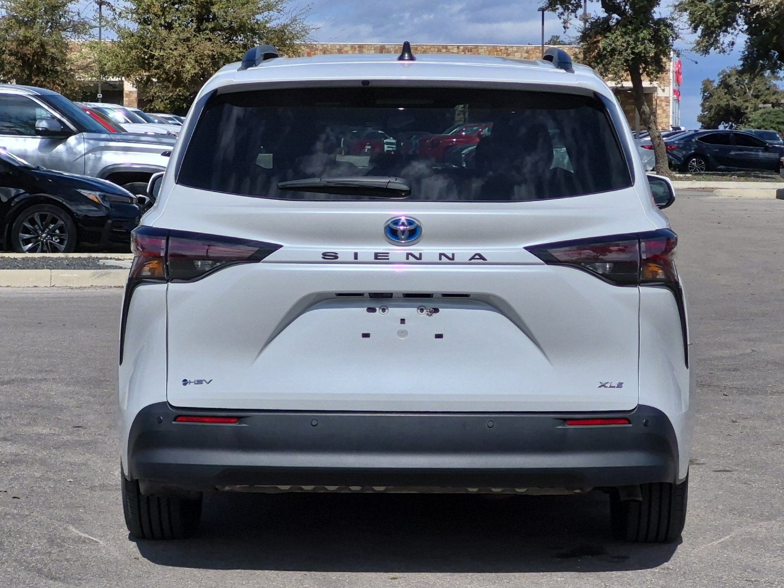Used 2025 Toyota Sienna XLE FWD image 4