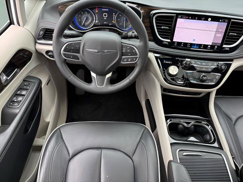 Used 2022 Chrysler Pacifica Limited w/ Uconnect Theater Family Group image 13