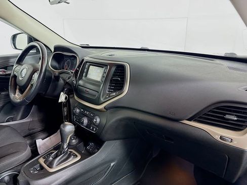 Used 2016 Jeep Cherokee Latitude w/ Cold Weather Group image 28