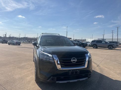 Used 2025 Nissan Pathfinder Platinum image 3