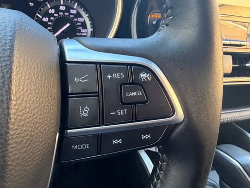 Used 2020 Toyota Highlander XLE image 13