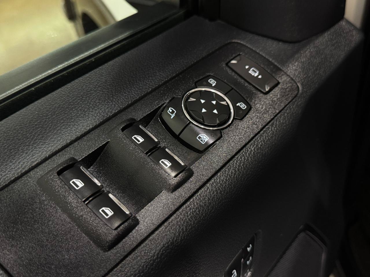 Used 2022 Ford F350 Lariat w/ Lariat Ultimate Package AWD/4WD image 31