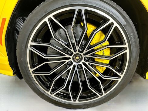 Used 2025 Lamborghini Urus SE AWD/4WD image 49