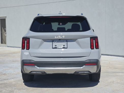 Used 2025 Kia Sorento S w/ Panoramic Sunroof Package FWD image 7