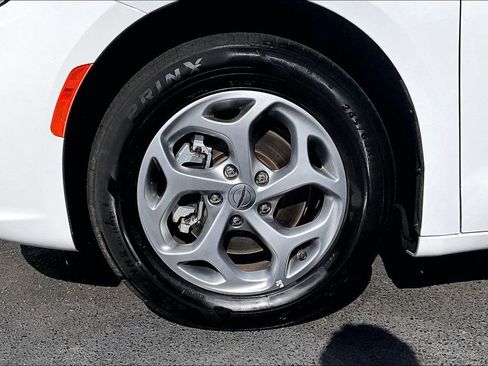 Used 2023 Chrysler Pacifica Limited image 35