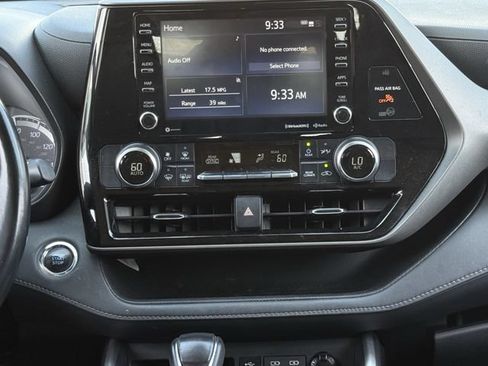 Used 2022 Toyota Highlander LE FWD image 17