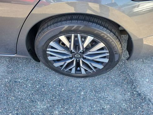 Used 2024 Nissan Altima 2.5 SV FWD image 7
