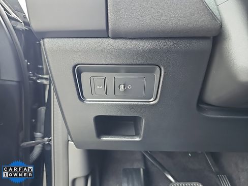 Used 2024 Land Rover Discovery S image 8