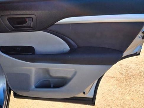 Used 2016 Toyota Highlander LE image 33