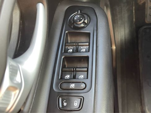 Used 2023 Jeep Renegade Latitude image 18