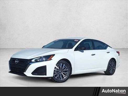 Used 2025 Nissan Altima 2.5 SV image 1