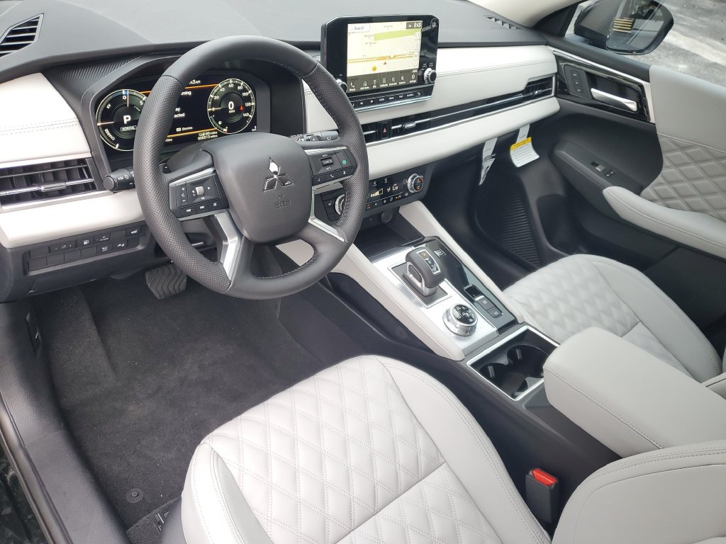 Used 2025 Mitsubishi Outlander SEL AWD/4WD image 14