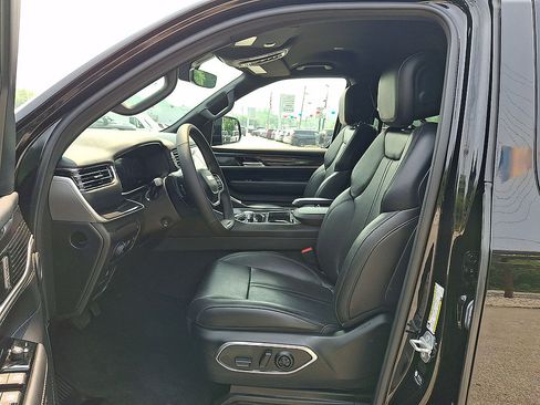 Used 2023 Jeep Wagoneer 4WD image 11