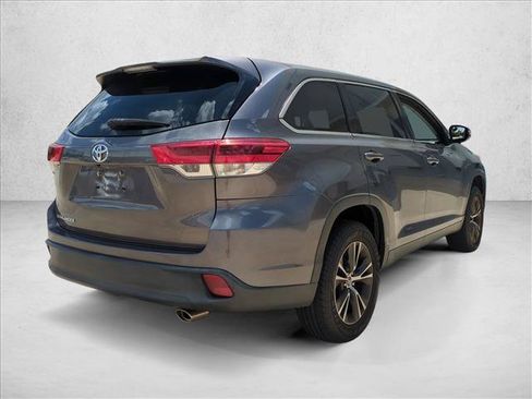 Used 2019 Toyota Highlander LE FWD image 5