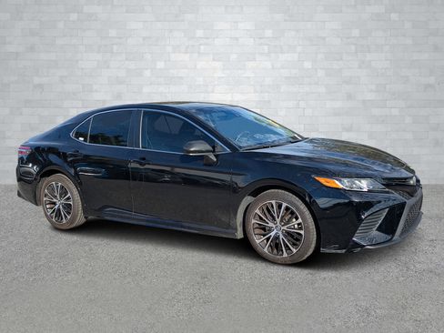 Used 2019 Toyota Camry LE image 2