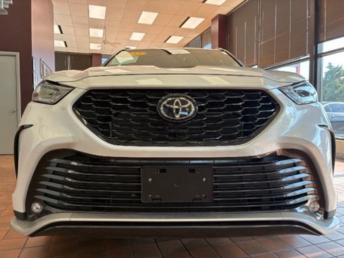 Used 2022 Toyota Highlander XSE AWD/4WD image 4