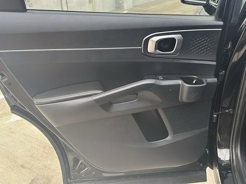 Used 2024 Kia Sorento S image 32