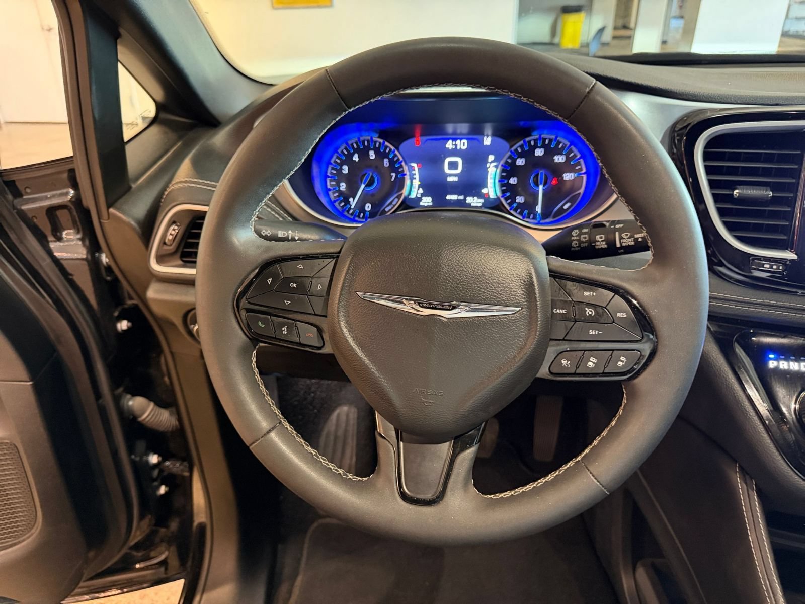 Used 2025 Chrysler Pacifica Limited FWD image 29