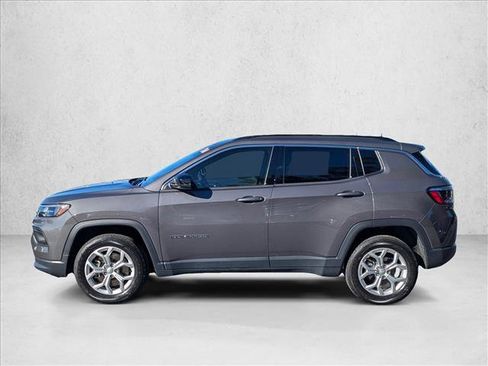 Used 2024 Jeep Compass Latitude image 9