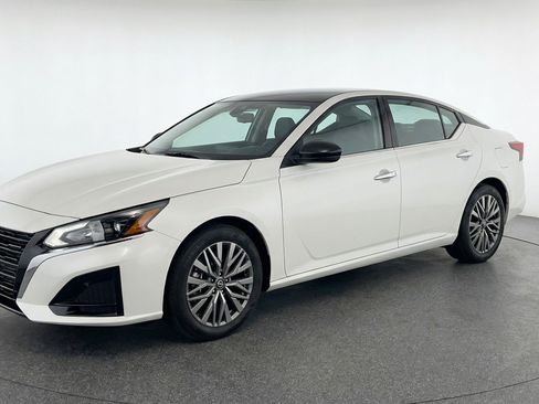 Used 2025 Nissan Altima 2.5 SV image 3