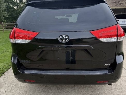 Used 2012 Toyota Sienna XLE w/ Entertainment Pkg FWD image 3