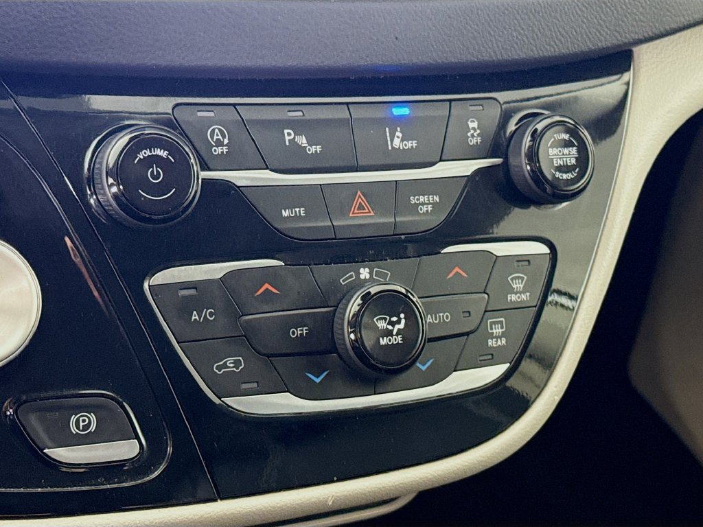 Used 2024 Chrysler Pacifica Touring-L FWD image 8