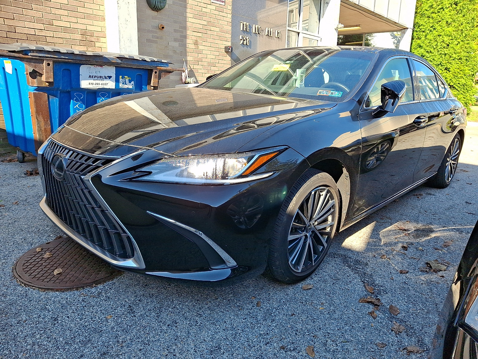 Certified 2025 Lexus ES 350 w/ Premium Package FWD image 2