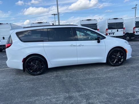 New 2026 Chrysler Pacifica Limited w/ S Appearance Package image 9