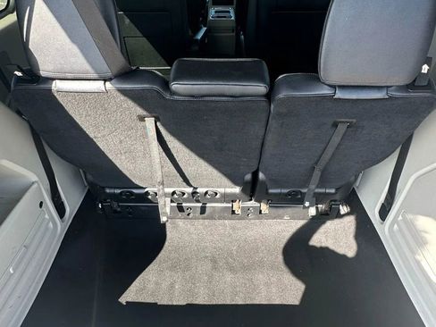 Used 2014 Chrysler Town & Country Touring image 12