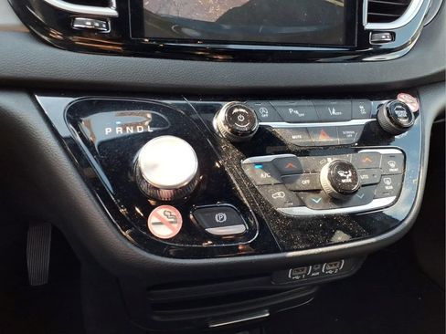Used 2025 Chrysler Pacifica Select FWD image 9