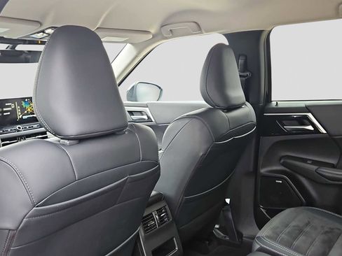 Used 2025 Mitsubishi Outlander SE image 14