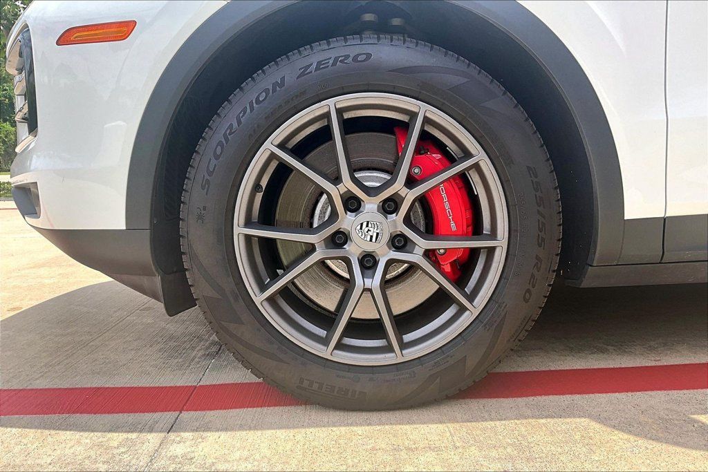 Used 2024 Porsche Cayenne S AWD/4WD image 11