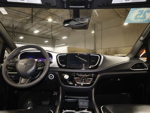 Used 2025 Chrysler Pacifica Limited image 28