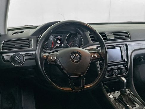 Used 2018 Volkswagen Passat 2.0T SE FWD image 18