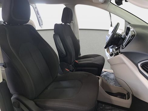 Used 2023 Chrysler Voyager LX FWD image 10