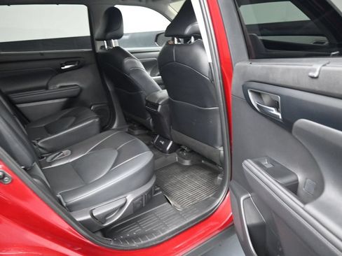 Used 2022 Toyota Highlander XLE AWD/4WD image 12